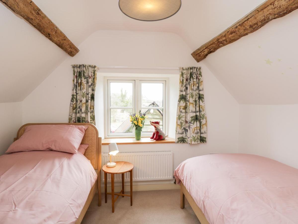 High Cogges Farm Holiday Cottages 위트니 외부 사진