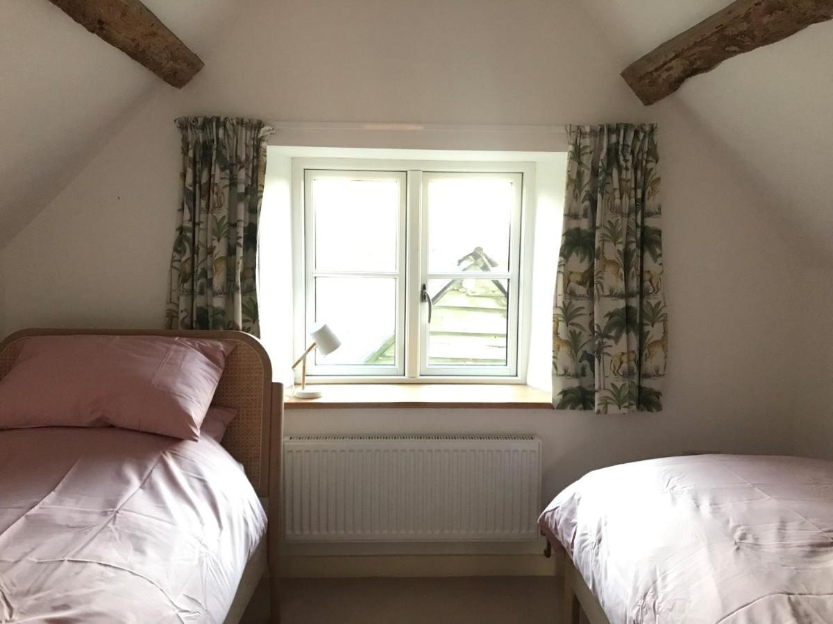 High Cogges Farm Holiday Cottages 위트니 외부 사진